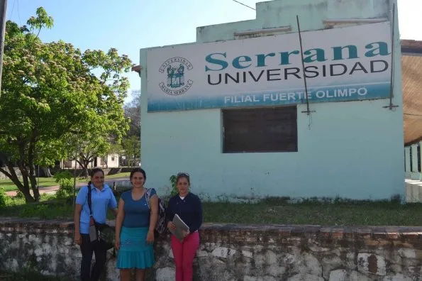 Las tres alumnas afectadas por el probable cierre de la carrera Ciencias de la Educación en la universidad María Serrana en la filial de esta comunidad.