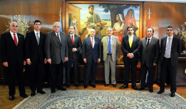 Los integrantes de la Comisión Negociadora de Paraguay y Argentina se reunieron ayer en la sede del Ministerio de Planificación de Argentina. / ABC Color