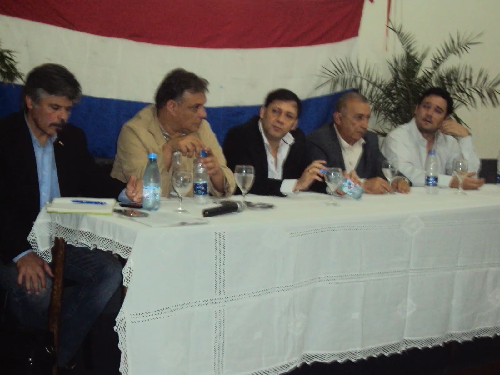 Senadores Arnaldo Giuzzio, Hugo Richer y Víctor Bogado; Ministro de Embajada: Antonio Aranda Cuevas y Salyn Buzarquis, dirigente del P.L.R.A
