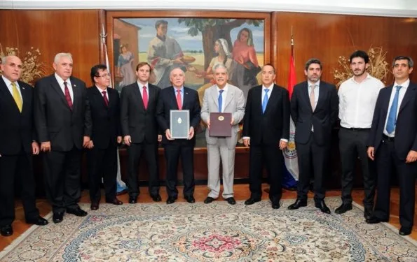 Autoridades de las altas partes, luego de la firma de la Nota Reversal en la sede del Ministerio de Economía de la Argentina. / ABC Color
