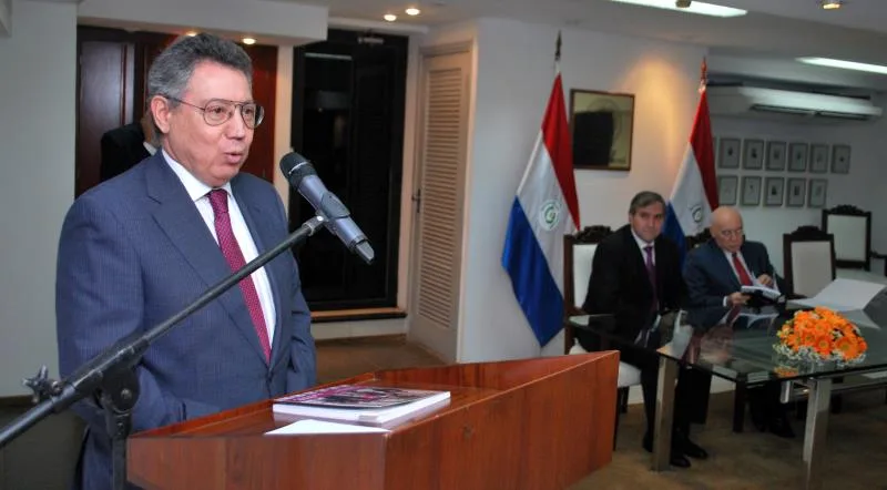 Oscar Cabello Sarubbi en Salón de Actos del Palacio Benigno López, sede de la Cancillería Nacional, el acto de presentación del cuarto número de la Revista Diplomática de la Academia Diplomática y Consular “Carlos Antonio López