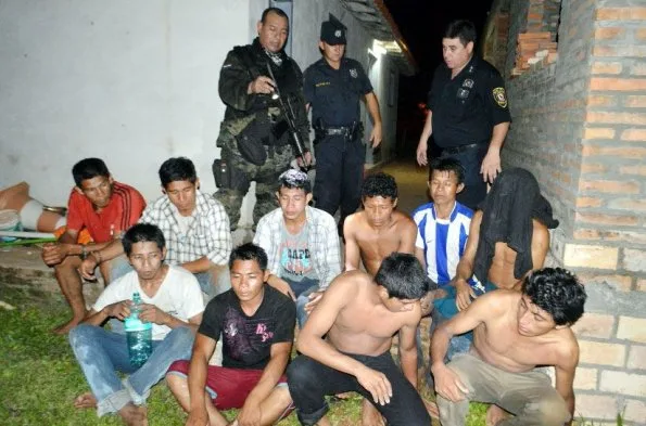 Los 10 nativos detenidos (Foto abc.com.py)