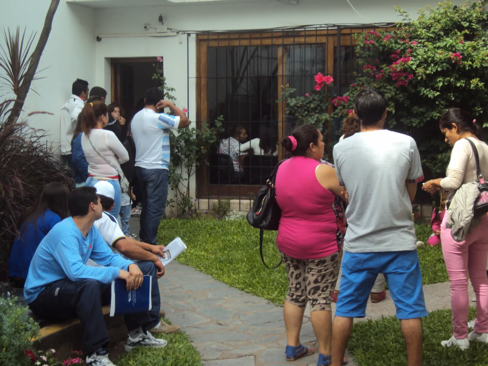 Incesante rotación de compatriotas que requieren los servicios de la oficina consular