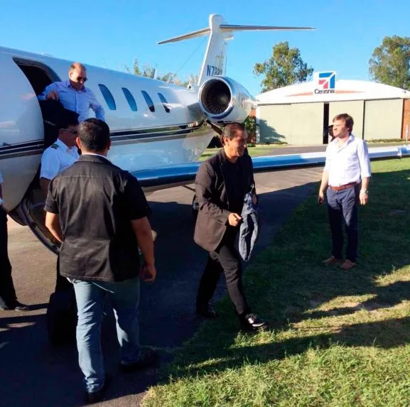 Ramón Díaz, a su arribo a Asunción, recibió un trato digno de autoridades y estrellas de la música. Llegó en un avión privado con su comitiva: Gonzalo Belloso, Emiliano Díaz y Damián Paz (foto abc.com.py)
