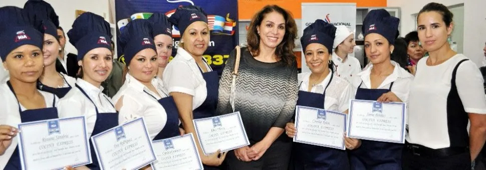 Reclusas el curso de "Pastelería y Cocina Profesional", por lo que a finales del mes de noviembre las estudiantes recibieron sus certificados de "Chef Profesional". Centro: la ministra de Justicia  Sheila  Abed (Foto abc.com.py)