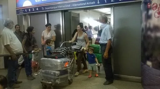 Llegada de una paraguaya desde España. (Foto: Secretaría de Repatriados)