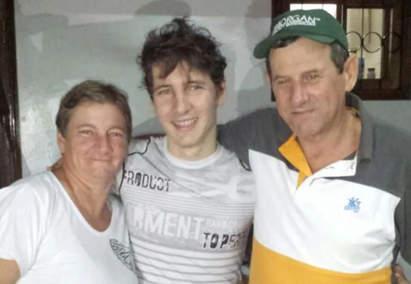 Arlan Flick (centro) con sus padres (foto abc.com.py)