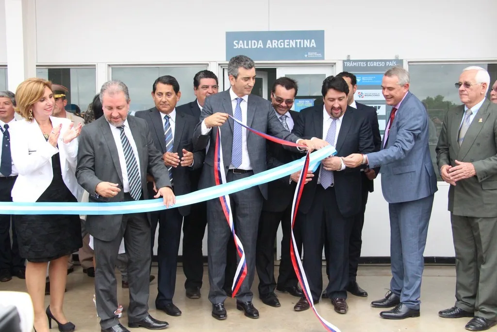 La inauguración oficial contó con la presencia de Florencio Randazzo, Ministro del Interior y Transporte de Argentina; Maurice Closs, Gobernador de la Provincia de Misiones y Luis Gneiting, Gobernador del Dpto. de Itapúa, Paraguay