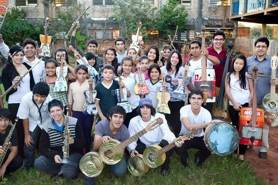 Los chicos y adolescentes de la Orquesta de Reciclados Foto Facebook oficial "Landfill Harmonic"