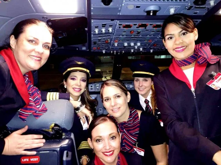 Las componentes de la tripulación del primer vuelo comandado exclusivamente por mujeres paraguayas. / Facebook, TAM Airlines