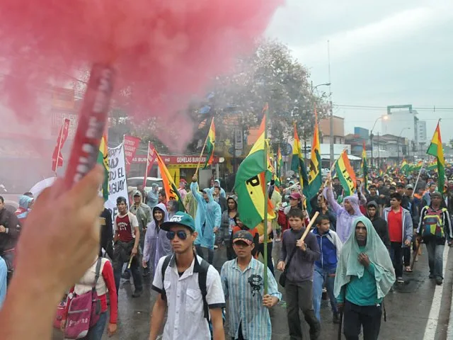 Bajo la lluvia, campesinos marcharon "en busca de una patria nueva" (Foto José Molinas)