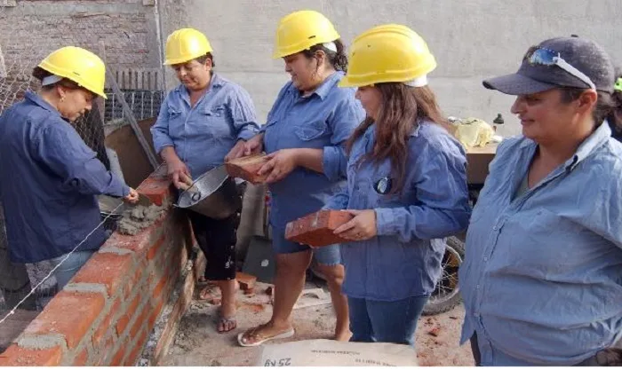 mujeres-albañiles 28-03.-15