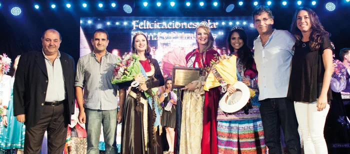 Por la noche, se realizó la elección de la Reina Porteña de Colectividades donde la elegida fue Valeria Sol Bianchini Adrinek, de la colectividad croata. Anush Hovagimian, de la colectividad armenia, fue elegida 1º princesa y la representante de la colectividad peruana, Antonella Del Rosario Elva Gastulo Britto fue la 2º princesa.
