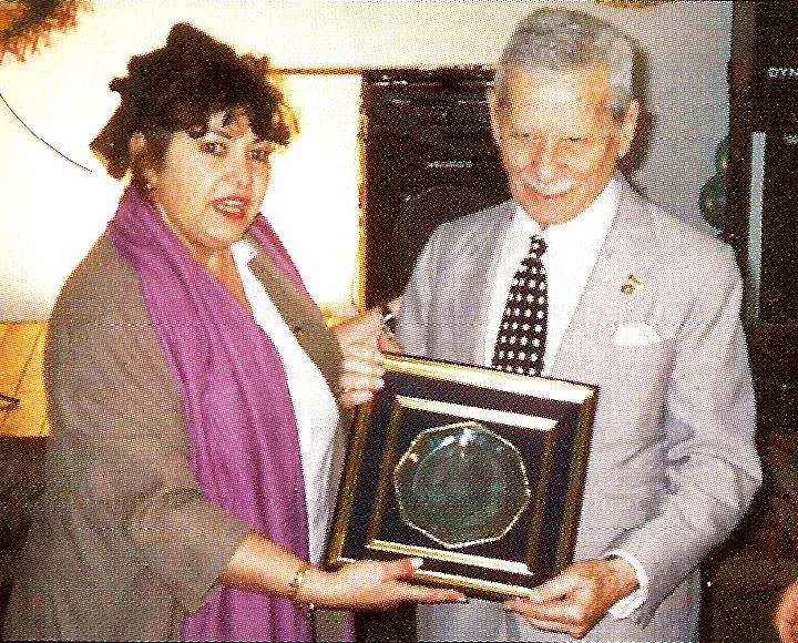 Aquí recibiendo,de manos de Amanda Echagüe, la plaqueta de reconocimiento como Socio Honorario de Casa Paraguaya de Bs. As.