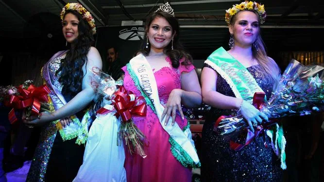 Raquel Giménez (c), ganadora de la corona de Miss Gordita 2015, un concurso de belleza que se celebra en Asunción para generar conciencia contra la discriminación de las personas con sobrepeso y obesidad; la primera princesa, Emilia Martínez (d), y la segunda, Esmilce Lescano (i), posan para una fotografía hoy, sábado 25 de abril de 2015, en Asunción (Paraguay). Foto: EFE
