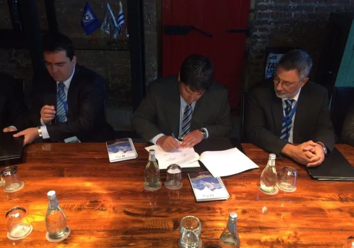 El director de Aduanas, Nelson Valiente firmando el acuerdo con los argentinos.