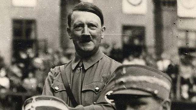 Los restos de Adolf Hitler habrían sido enterrados en la cripta de un búnker subterráneo bajo un edificio hoy ocupado por un hotel - Foto archivo abc.es
