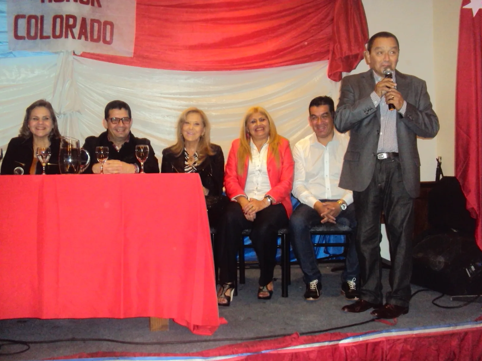 El presidente de Casa Paraguaya en uso de la palabra. Atrás observamos a Lilian Samnaiego,Hugo Velázquez,Mirtha Gusinky,FEliciana Gamarra y Julio Riquelme.