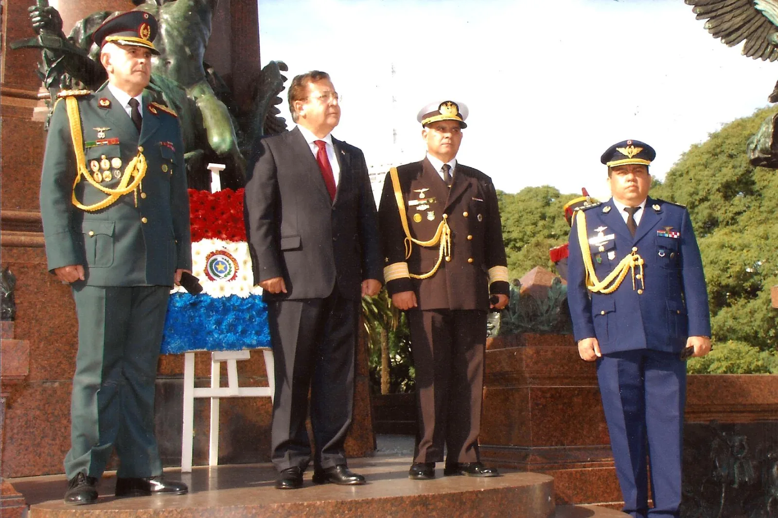 Nicanor Duarte Frutos acompañado por los Agregados Militares, luego de la ofrenda, en un minuto de silencio en homenaje a nuestros próceres de la Independencia (foto: Benjamín Aquino)