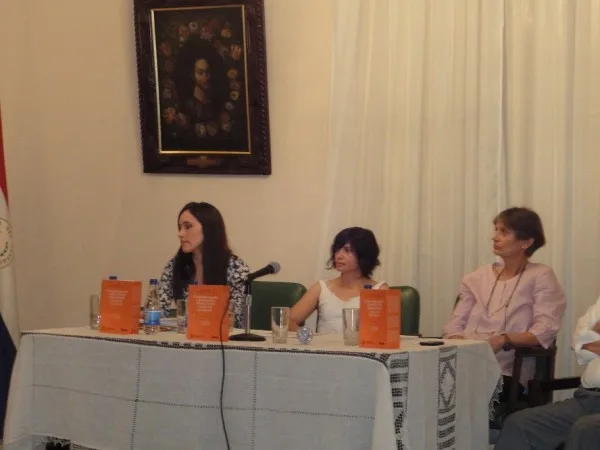 Hedy Penner (primera de la derecha) el día en que presentó su libro “El descubrimiento del castellano paraguayo a través del guaraní”. Aquí junto a las co-autoras del libro Soledad Acosta (centro) y Malvina Segovia