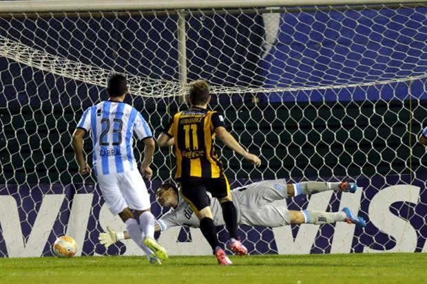 Inatajable: Saja no puede contener el remate de Benítez. Fue a los 40’ del segundo tiempo. Foto: Reuters