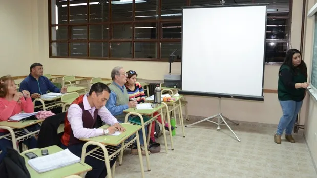 Cada viernes la Cátedra Libre de Pueblos Originarios brinda clases de Guaraní para quienes quieren aprender ese idioma precolombino. Muchos de ellos son docentes que buscan ayudar a sus alumnos