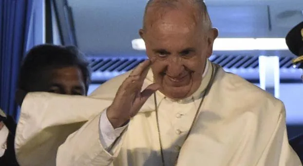 Francisco saluda abordando en Asunción el avión hacia Roma.(AFP Photo / Pablo Porciuncula)