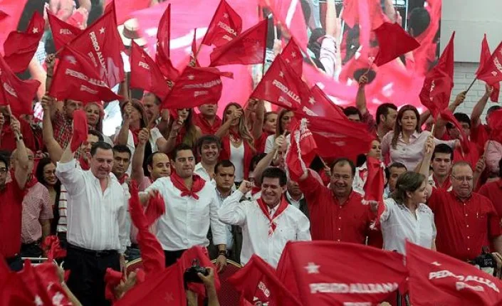 El presidente Horacio Cartes acompaña a su candidato Pedro Alliana en un acto oficialista