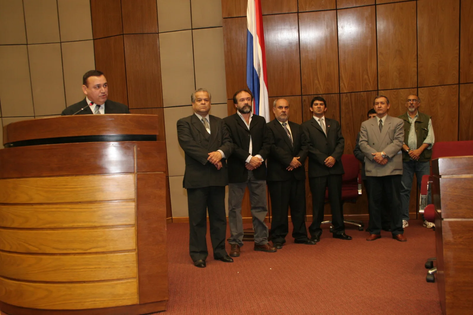 JULIO 2008 -PRIMER CONGRESO DE LA MIGRACIÓN PARAGUAYA - Miguel Ángel Decoud dirigiéndose a la concurrencia. Parados: Milciades Ojeda, Gabriel Enciso, Vicente Ramírez Santacruz, Dip. González Drakeford, Samuel Lugo y Marcial Congo.