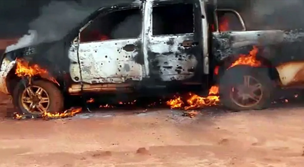 Captura de un video grabado por transeúntes, en el que se notan aún los rastros de los 150 tiros que acusó el móvil policial incendiado tras la mortal emboscada. (abc.com.py)