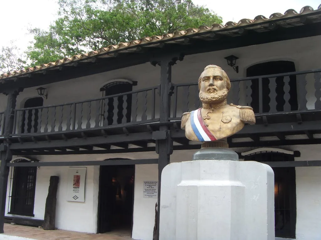 Busto del Mcal. López en la ciudad de Pilar, capital del Departamento de Ñeembucú, Paraguay