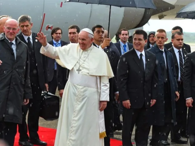 papa rancisco y niños indígenas