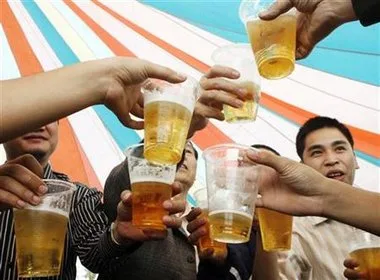 Imagen de archivo de un brindis de cervezas en un festival en Hanói. 6 dic 2009.   Los aficionados a la cerveza tienen una buena excusa para pedir otra ronda: un nuevo estudio indicó que la bebida puede ayudar a mantener los huesos fuertes. REUTERS/Kham/archivo
