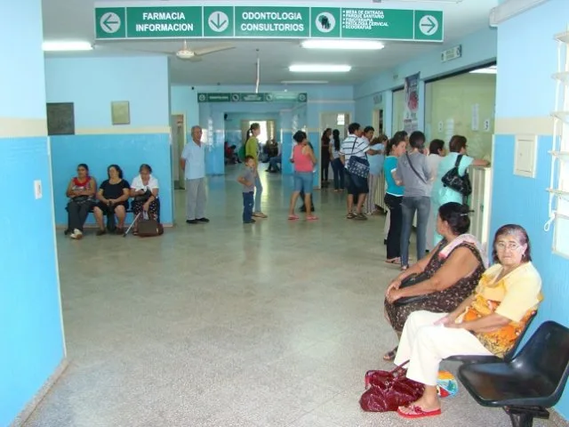 Doblemente pacientes. Quienes aguardan con resignación la atención de funcionarios del IPS, demasiado de reposo fácil