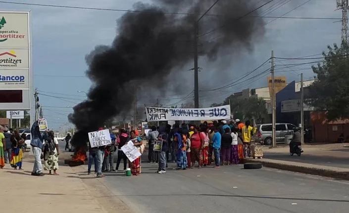 Manifestación de los indígenas frente al local de la cooperativa menonita. (Foto: Chaco sin Fronteras.)