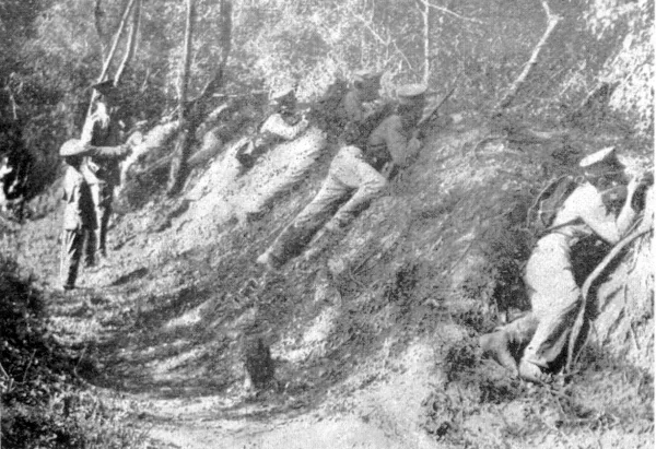 TRINCHERAS DE CURUPAYTY - Imagen que refleja el estado las fortificaciones paraguayas tal cual se encontraban en los primeros años del siglo XX. La presencia de soldados en «maniobras militares» permite apreciar la magnitud y suficiencia de las excavaciones. Estas eran solo una parte del espectacular sistema defensivo que hizo de Curupayty un bastión inexpugnable. Sus instalaciones nunca fueron tomadas a viva fuerza, sino sencillamente- fueron abandonadas por los paraguayos. Reproducido del «Álbum Gráfico del Paraguay». Edición de Arsenio López Decoud.