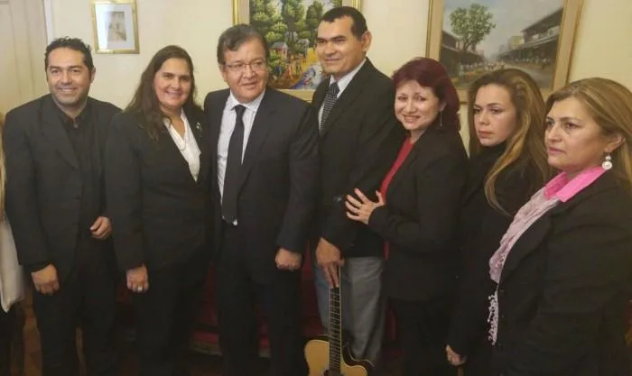 Alumnos y profesores con el Embajador Nicanor Duarte Frutos.