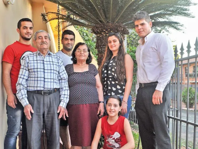 Sobrevivientes: “Gracias por abrir las puertas de Paraguay”, es la frase más repetida. A la derecha, Samir, el traductor (Foto uhora.com)