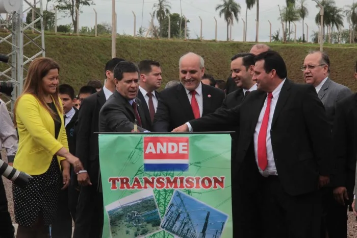 Horacio Cartes, acompañado de las autoridades de Salto del Guairá. (Foto: Sebastián Cáceres)