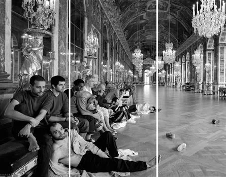Fotomontaje de Reza Aramesh sobre imágenes de palestinos que esperar para cruzar la Franja de Gaza (.Foto:Muntref)