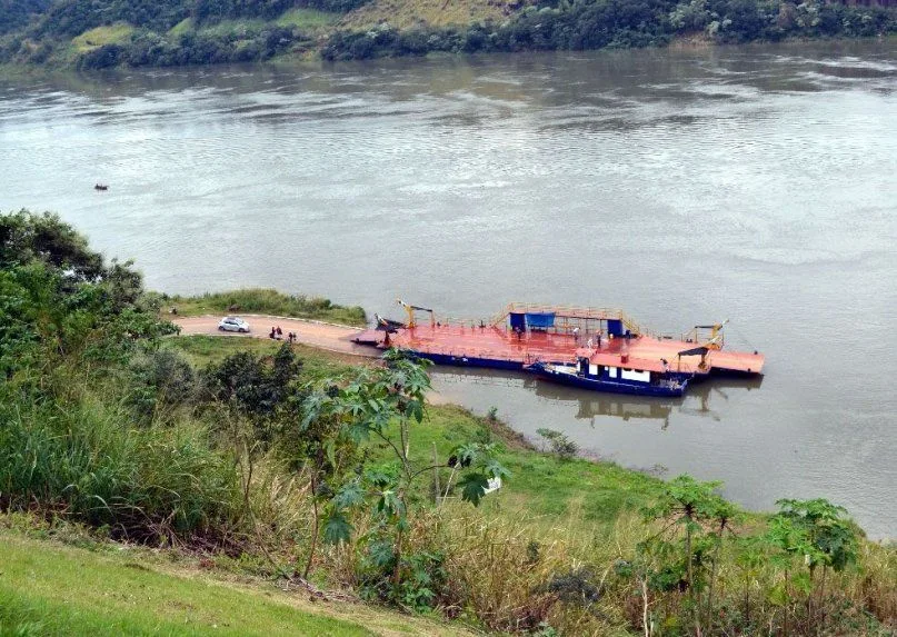 Sobre este punto del río Paraná (entre Presidente Franco y Puerto Neira) se llevarán a cabo las obras del segundo puente. /Foto: abc.com.py