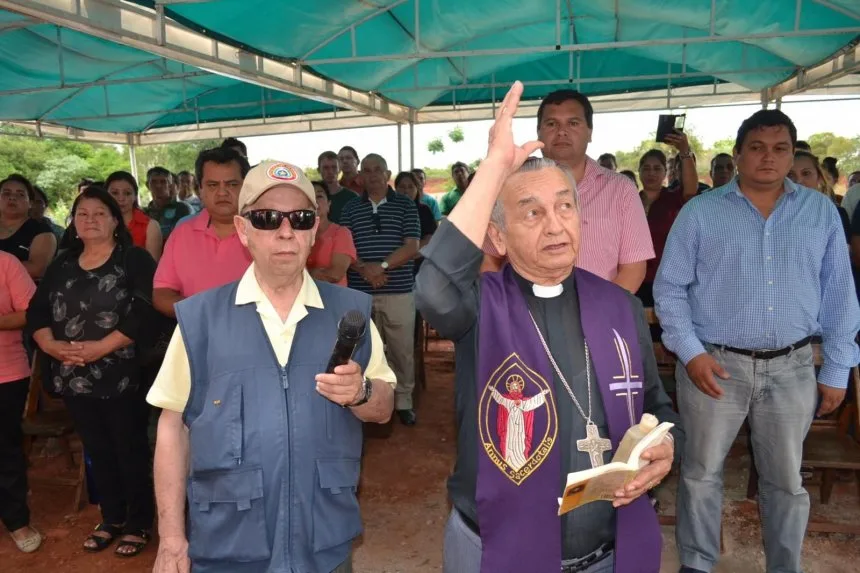 Mons. Melanio Medina bendiciendo el acto inaugural