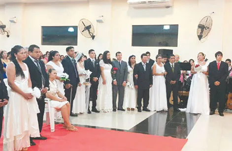 Varias parejas de la ciudad de Lambaré se casaron por Iglesia en la parroquia Santa Rosa. Demostraron su felicidad por dar este gran paso