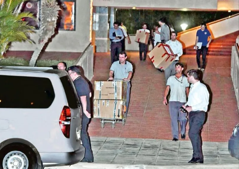 Los agentes de la Fiscalía y de la Policía retiraron del lugar gran cantidad de documentos y materiales informáticos, en el marco de las pesquisas por corrupción (Foto abc.com.py)