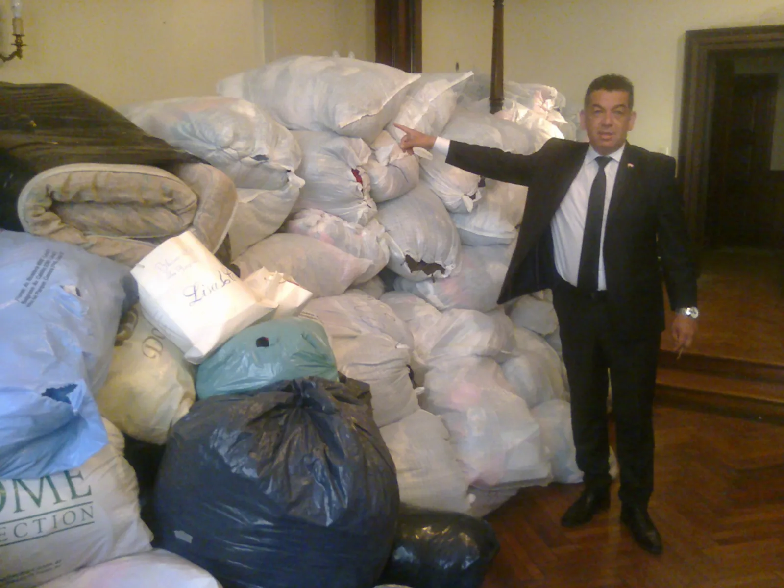 El Cónsul Jorge Riquelme señalando parte de lo recolectado