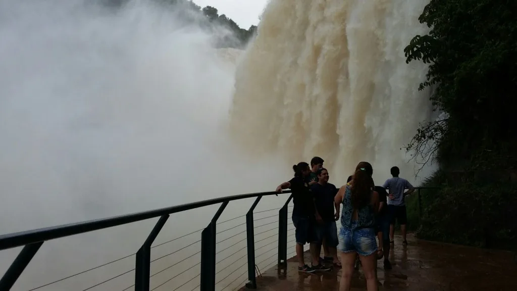 Los Saltos del Monday –que tiene una caída de 40 mtros- atraen a turistas paraguayos y extranjeros. (Foto: Natalia Santos.)