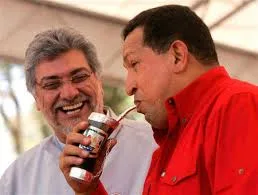 Alto Rango: Fernando Lugo –al día siguiente de su asunción como Presidente del Paraguay (16 de agosto de 2008), compartiendo con Hugo Chávez, primer mandatario de Venezuela.
