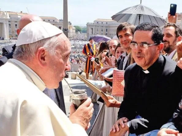 Alto rango: Papa Francisco un “sorbito” de tereré en Plaza San Pedro del Vaticano ofrecido por el Vicario para Argentina, Bolivia Y Paraguay, en mayo de 2015, dos meses antes de su viaje a nuestro país
