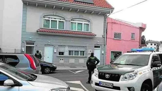 Agentes policiales resguardan la vivienda donde ocurrió el crimen. Foto: abc.es