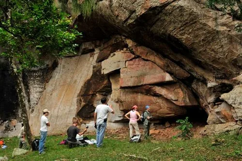 Arqueólogos españoles en 2010, en Cerro Guazú, Paraguay.(Foto: programacontactoconlacreacion.blogspot.com)